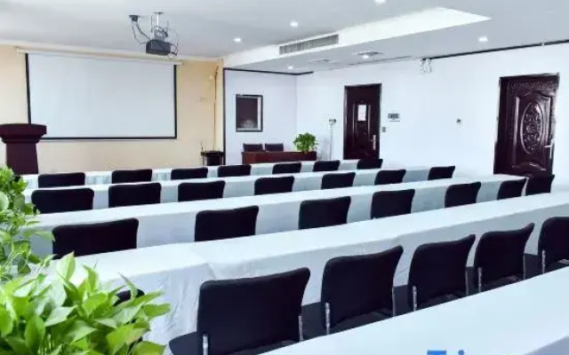 Huayi Select Hotel (Xihua Qinghua Road Branch)
