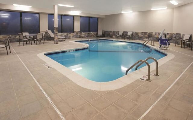 LA QUINTA INN &amp; SUITES PONTOON BEACH