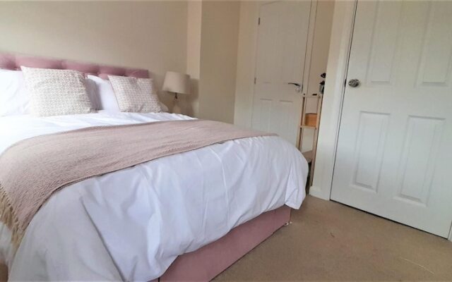 Modern 4 Bed House Sleeps 8 - Free Parking