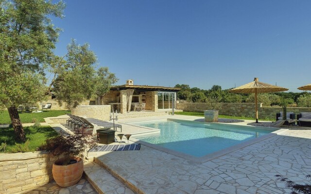 Charming Villa With Heated Pool Near Rovinj