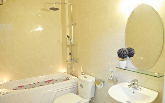 Hanoi Little Center Hotel