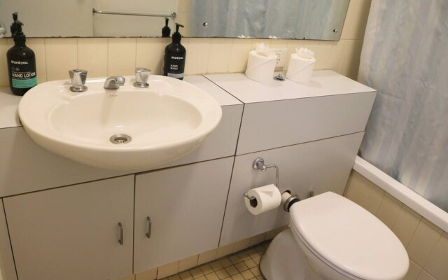 Cosy Newtown Studio Apartment With Swimming Pool