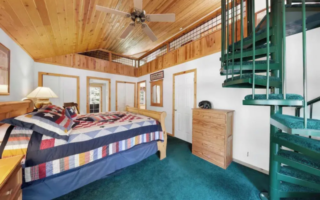 Paradise Pines 3BR Secluded Cabin Minutes in Tahoe Donner!