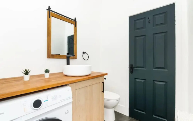 1 Bedroom Apartment-free Parking