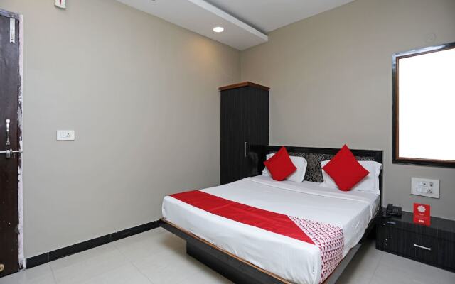 OYO 13392 Hotel Neeraj