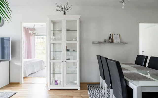 Modern 2BR Apt with Sauna & Free Parking