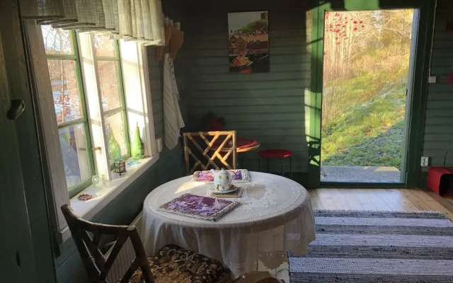 Tranquil Lakeside Cottage Retreat