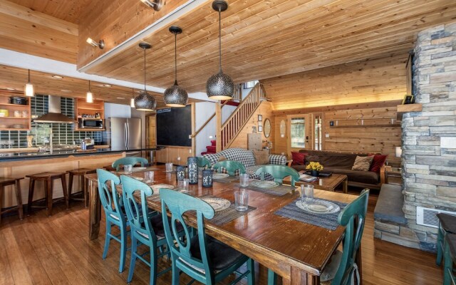 Pine Acres 4 Bedroom Home by NW Comfy Cabins by RedAwning