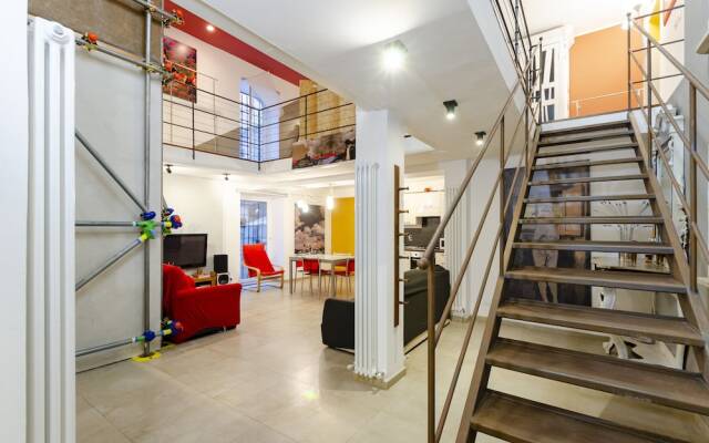 JOIVY Stylish Open-Plan Flat In Historic Centre
