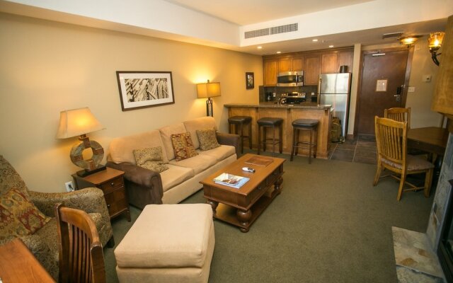 Sundial Lodge Condo Steps from Red Pine Gondola by RedAwning