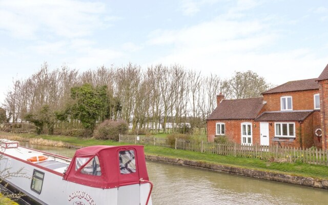 Wigrams Canalside Cottage