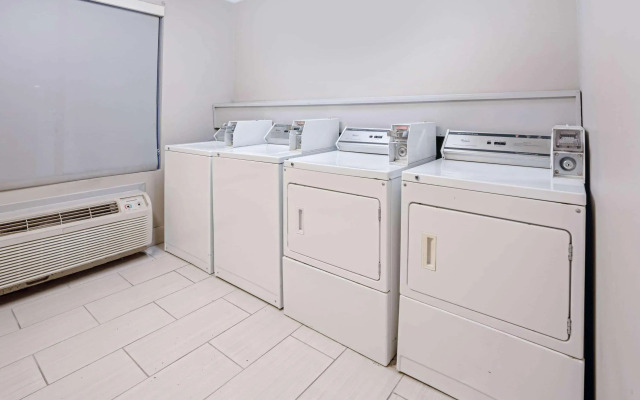 La Quinta Inn and Suites Woodlands South