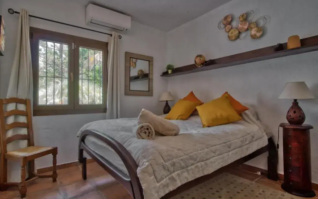 Luxury 4-bedroom villa, private pool and outhouse