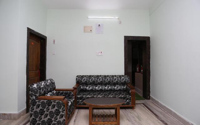 OYO 24317 Aditya Guest House 3