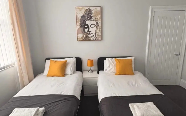 House - Sleeps 6 - Pet Friendly - Garden - Parking