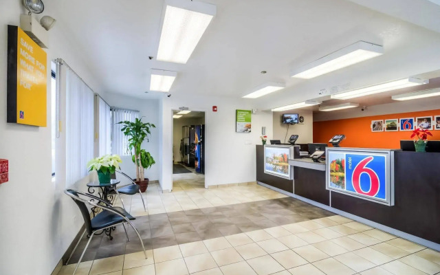 Motel 6 Chicago - Elk Grove