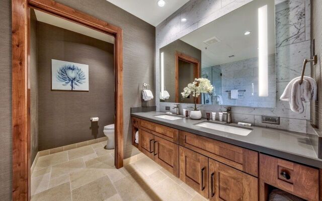 Luxury Three Bedroom  Steps From Heavenly Village Condo by RedAwning