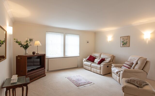 Cults Court Apartment
