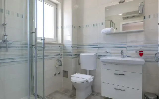 Charming Villa With Pool ,140m From the sea