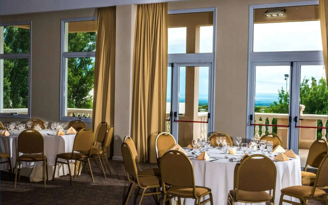 Howard Johnson Hotel & Convention Center by Wyndham, Merlo