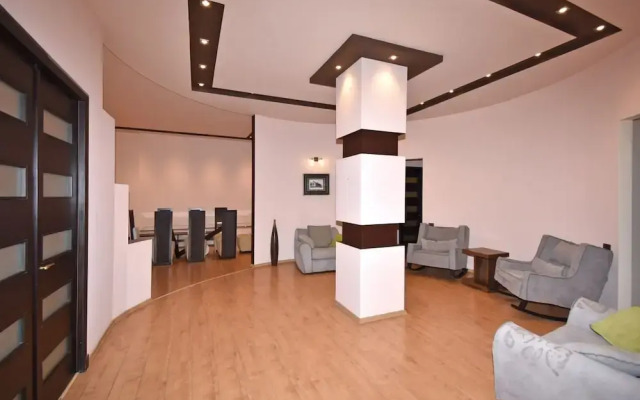 Spacious Apartment by Luxe Group TT606