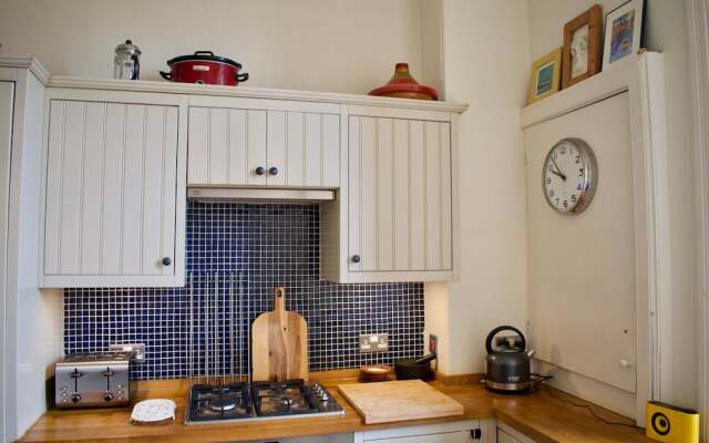 Vintage Style Apartment In Lovely Leith