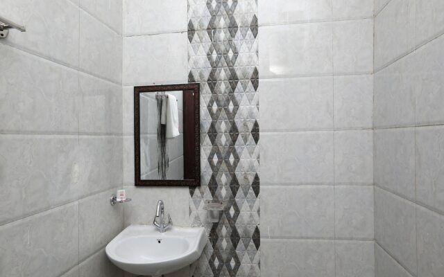 OYO 36700 Moonlight Residency