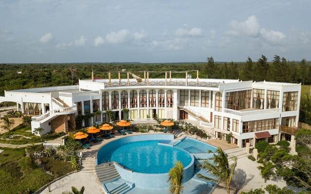 Relax by Your Pool With a Wonderful View of the Ocean