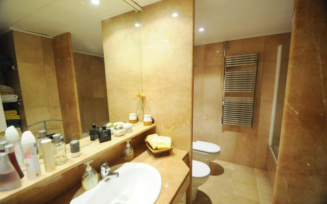 Luxury Apartment with Swimming Pool