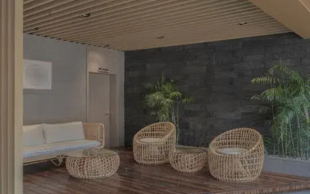 Maitreya Chizhiquan Hot Spring Hotel (Maitreya Honghe Water Township)