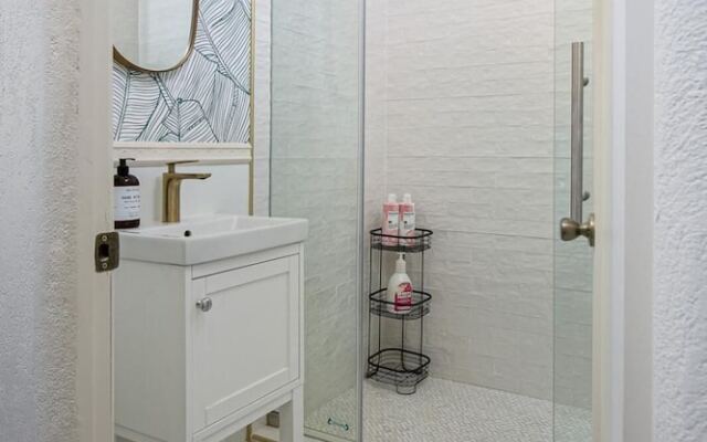 Beautiful Studio Near Hollywood! Sleeps 2!