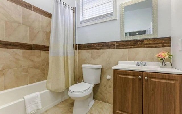 Elegant 4BR Condo in Downtown