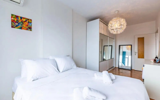 Eclectic and Cenral Flat With City View in Sisli