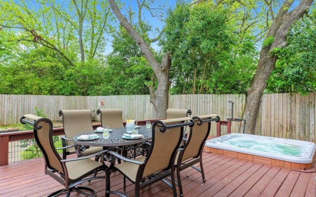 Heart of Fredericksburg w/Pool,Hot-Tub&Grill