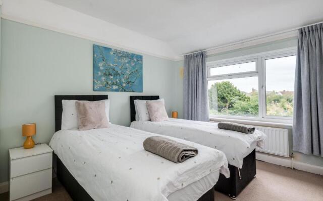 Cheerfull 3-bedroom Home With Parking Garden