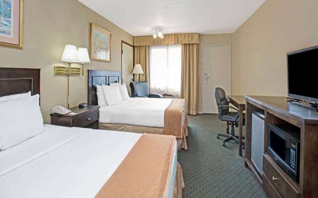 Howard Johnson by Wyndham Torrance