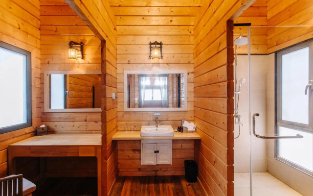 Mari Mari Backpackers Lodge, Mantanani Island