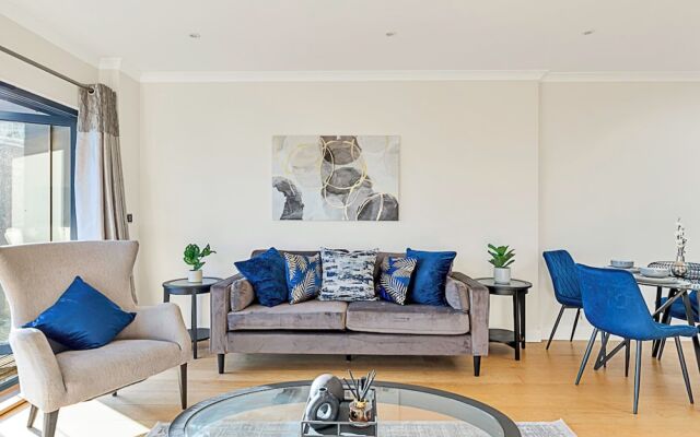 Penthouse Apartment In Brentford