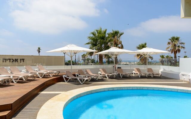 3BR Apt Steps from Sea W Parking