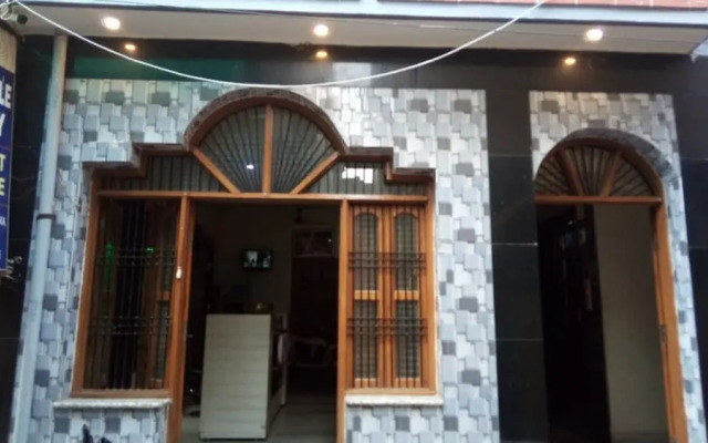 Goroomgo Temple City guest house