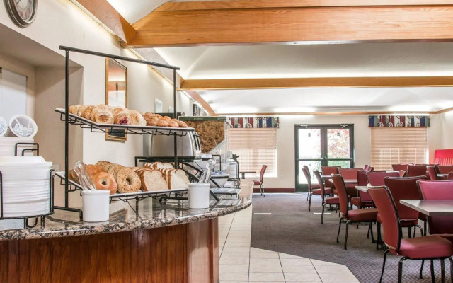 Country Inn & Suites by Radisson, Muskegon, MI
