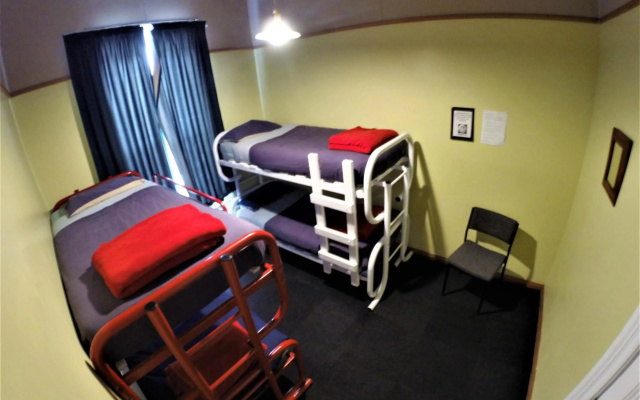 Bazil's Hostel & Surf School – Guest Rooms – Westport