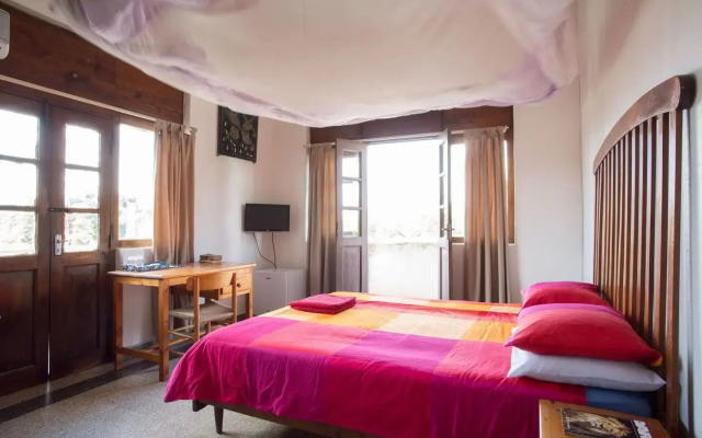Q-Bar & Guest House