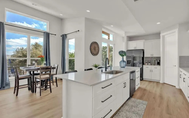 Stunning Lake Home With Pool-beach-gym-boat Access