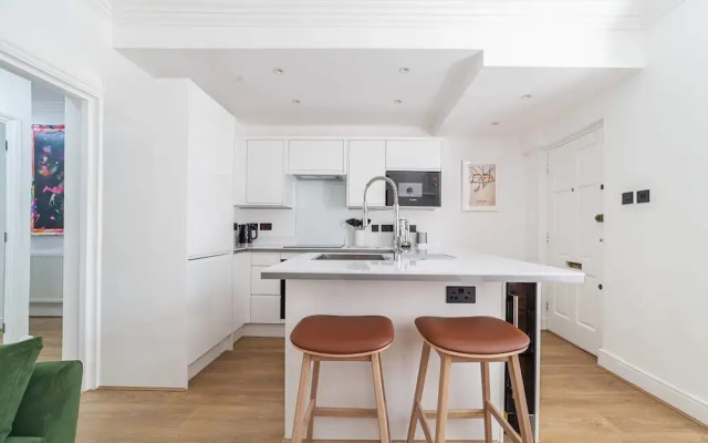 Chic Chelsea Retreat in a Victorian Building