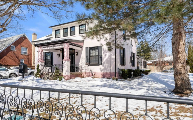 Private Studio Apartment in Burlington - U5