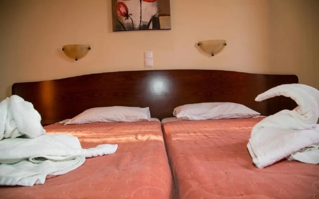 Kouros Apartments & Studios