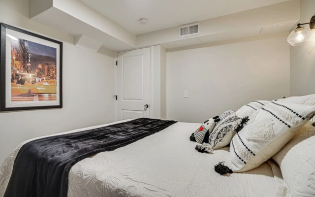 Chic Minneapolis Apt - 6 Blocks to Lake Nokomis!