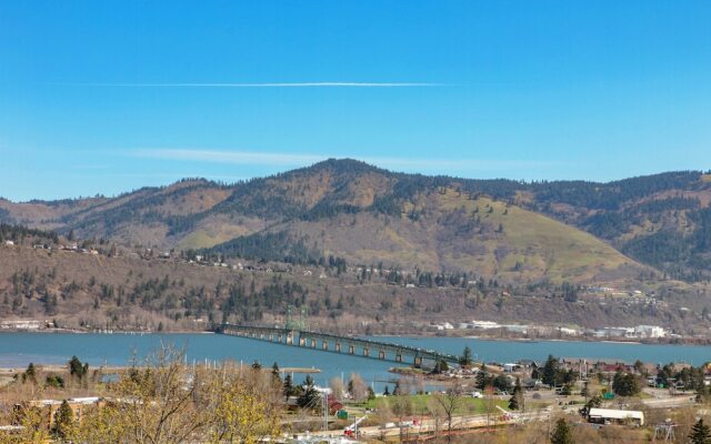 FOUR Condo with Columbia River Gorge View and Hot Tub by RedAwning