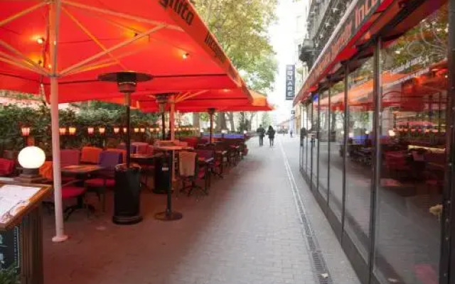 Charlotte Apartment Close to Opera